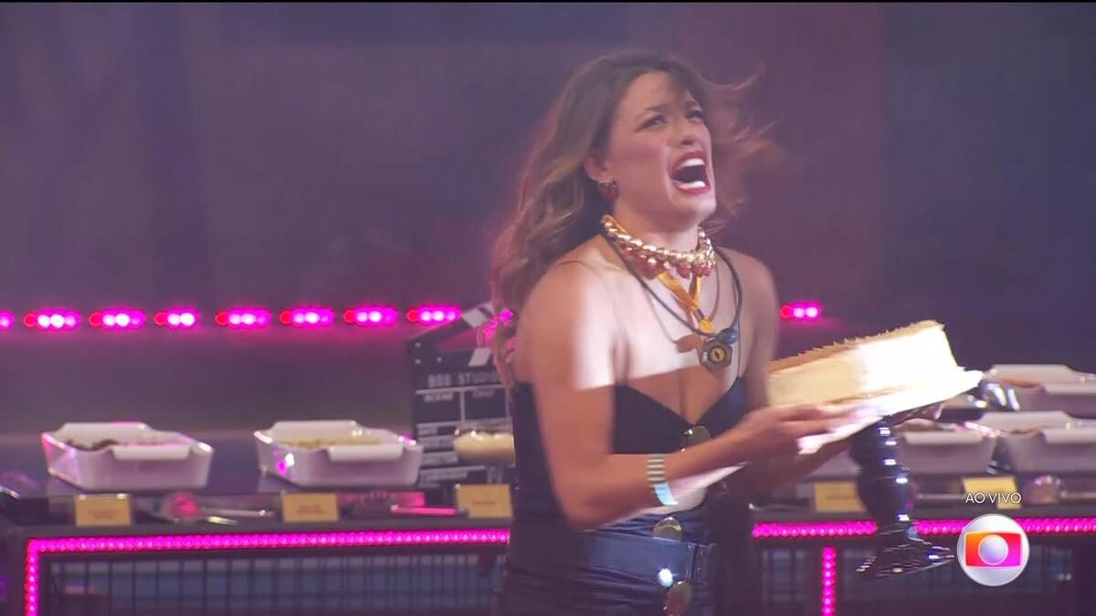 Beatriz corre com bolo na mão na Festa do BBB 24