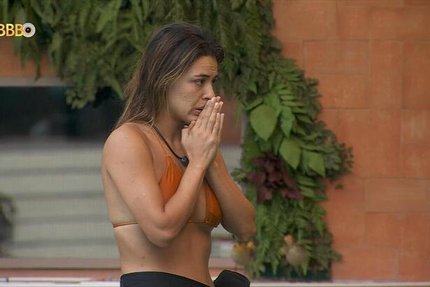 Beatriz com a mão na boca ouvindo a bronca de Boninho