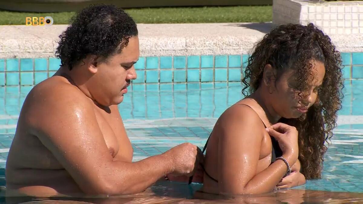 Lucas Henrique ajeita biquíni de Pitel dentro da piscina do BBB 24