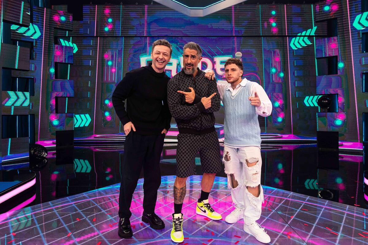 Lucas Lima, Marcos Mion e Diego Martins no palco do Caldeirão com Mion