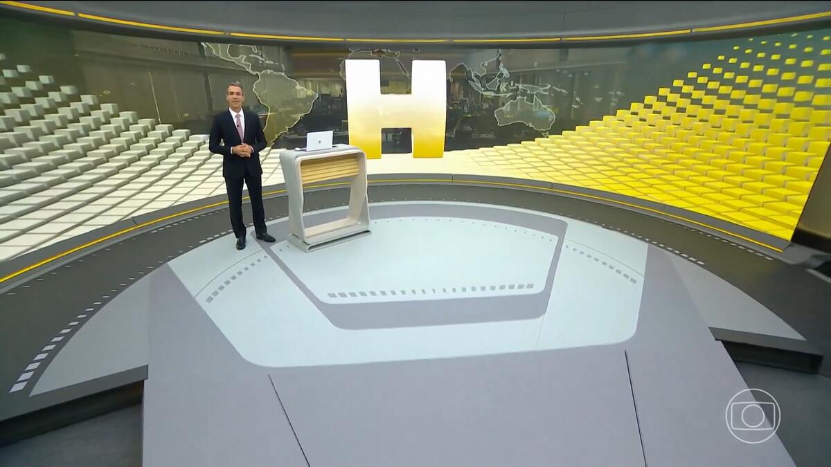 Cesar Tralli ao lado da bancada do Jornal Hoje no novo cenário do telejornal
