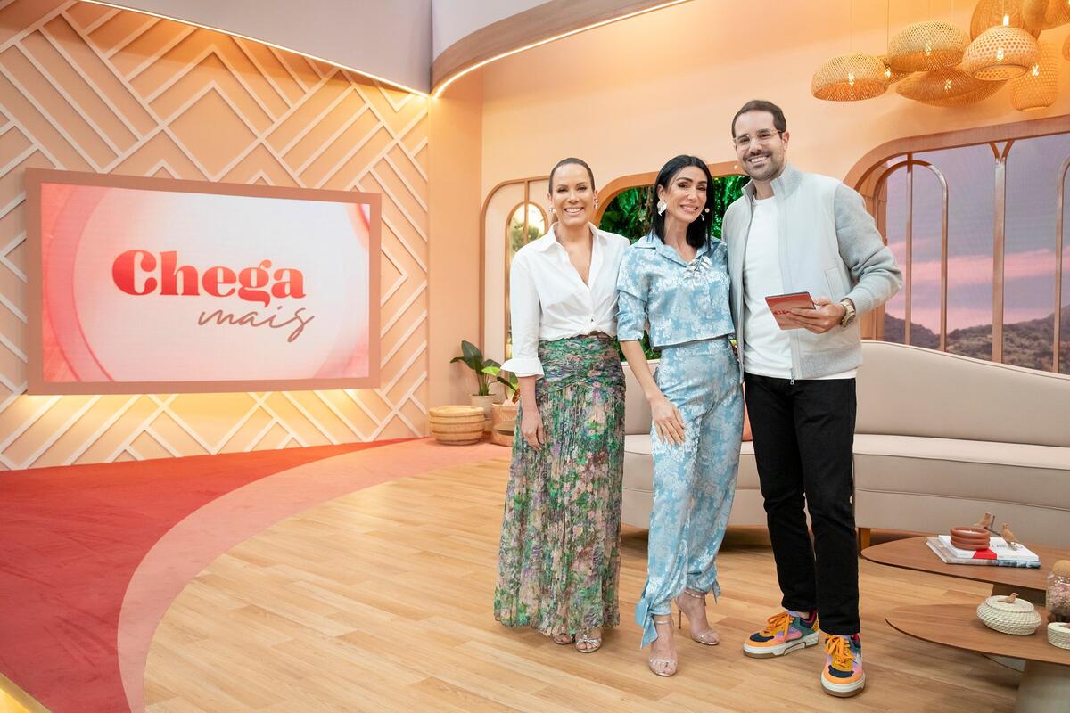 Regina Volpato, Michelle Barros e Paulo Mathias no centro do cenário do Chega Mais