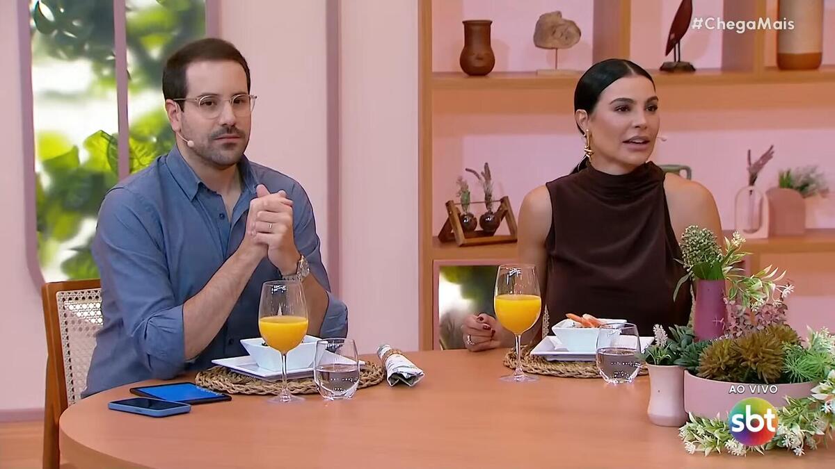 Paulo Mathias ao lado de Cíntia Chagas no Chega Mais