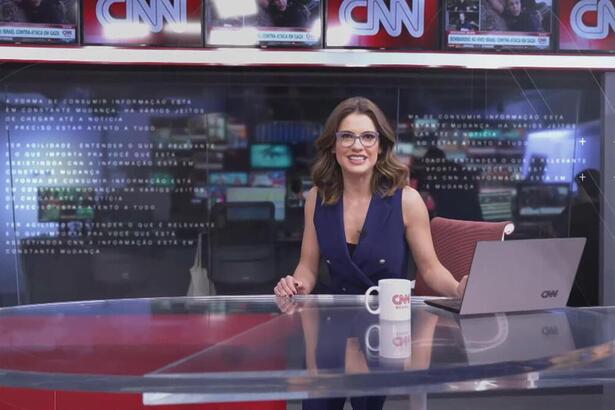 Elisa Veeck sorrindo na bancada do Live CNN, na CNN Brasil