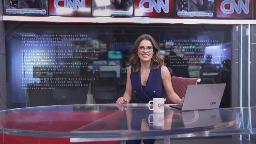 Elisa Veeck sorrindo na bancada do Live CNN, na CNN Brasil