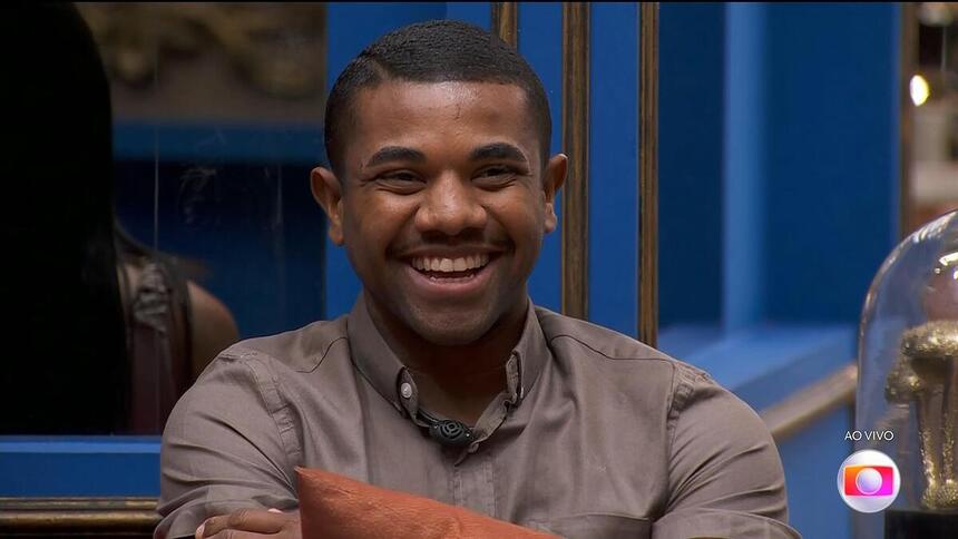 Davi sorrindo no sofá do BBB 24