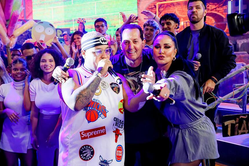 Rodriguinho, Bejga e Hellen Ganzarolli no centro do palco do É Tudo Nosso