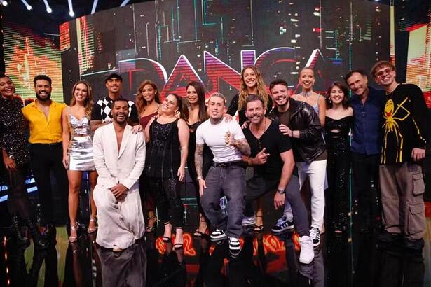 Elenco do Dança dos Famosos 2024 reunido no palco do Domingão com Huck