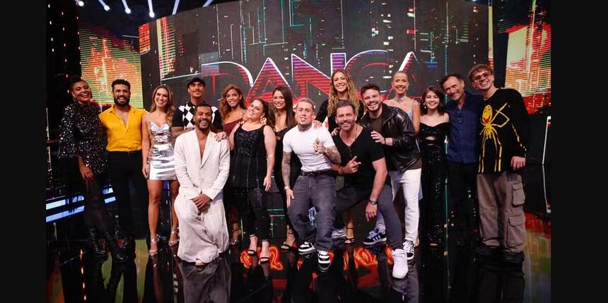 Elenco do Dança dos Famosos 2024 reunido no palco do Domingão com Huck