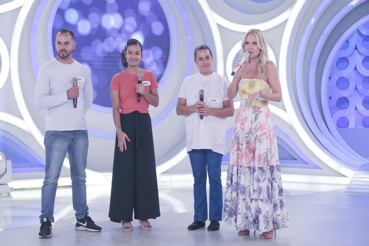 Eliana, Ioná e familiares da participante no palco da Eliana