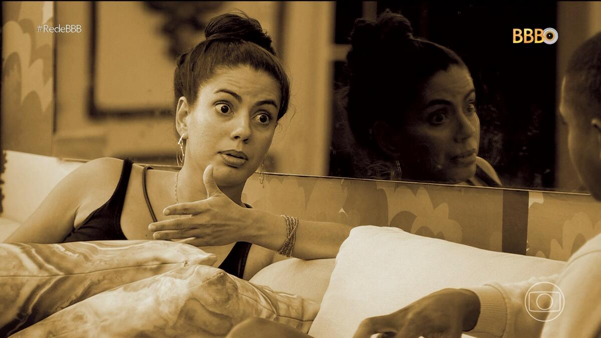 Fernanda arregala os olhos em conversa com Davi na área externa do BBB 24