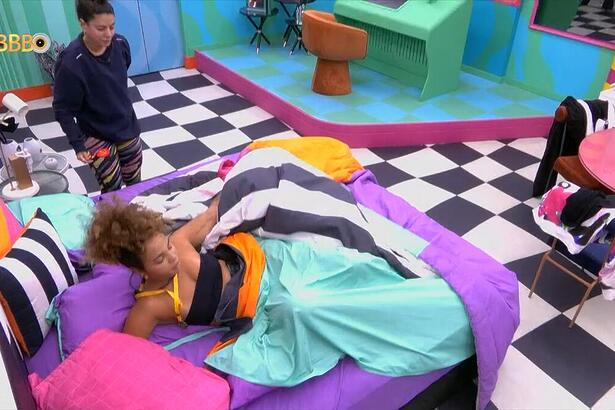 Fernanda acordando Pitel no quarto do líder do BBB 24