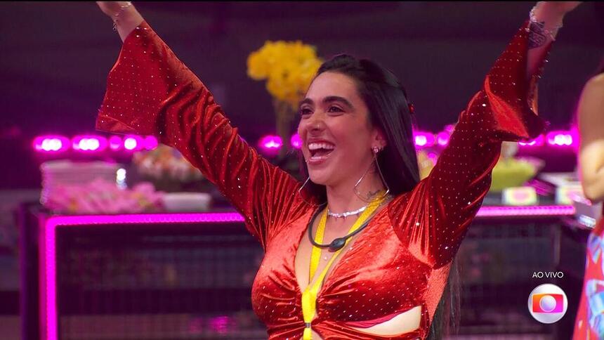 Giovanna levanta os braços na abertura da festa do líder do BBB 24