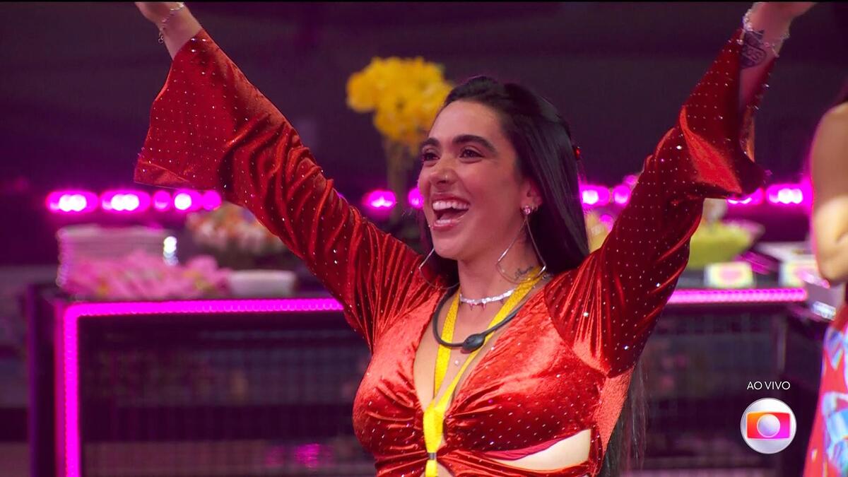 Giovanna levanta os braços na abertura da festa do líder do BBB 24