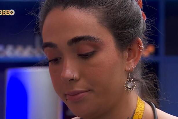 Giovanna na cozinha do BBB 24 olhando para o pão