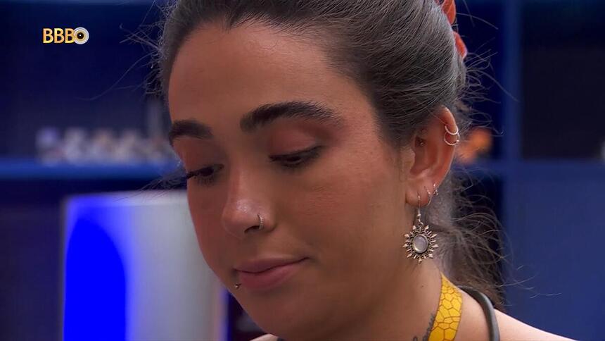 Giovanna na cozinha do BBB 24 olhando para o pão