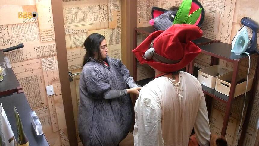 Giovanna e MC Bin Laden na despensa do BBB 24 entregando a fantasia do Monstro