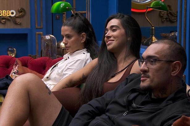 Fernanda, Giovanna e Bin Laden sorrindo no sofá do BBB 24