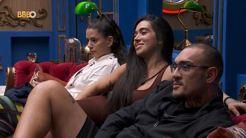 Fernanda, Giovanna e Bin Laden sorrindo no sofá do BBB 24