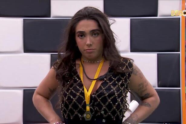 Giovanna se olha no espelho com roupa da festa do BBB 24