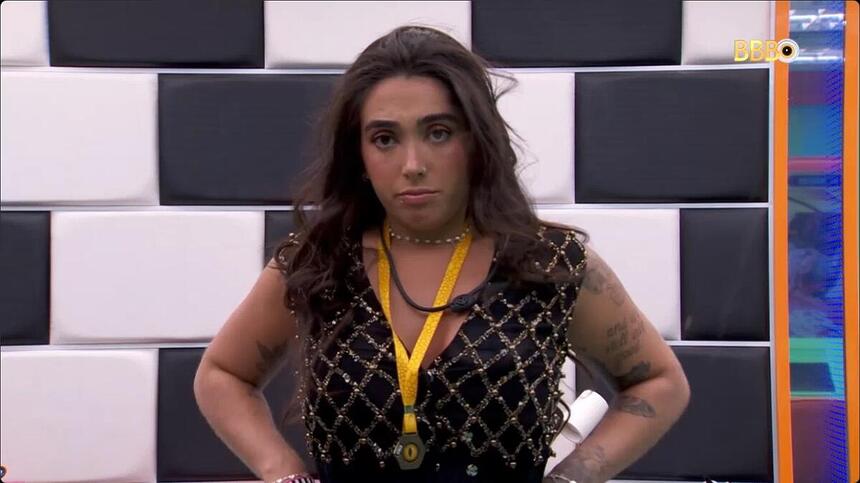 Giovanna se olha no espelho com roupa da festa do BBB 24