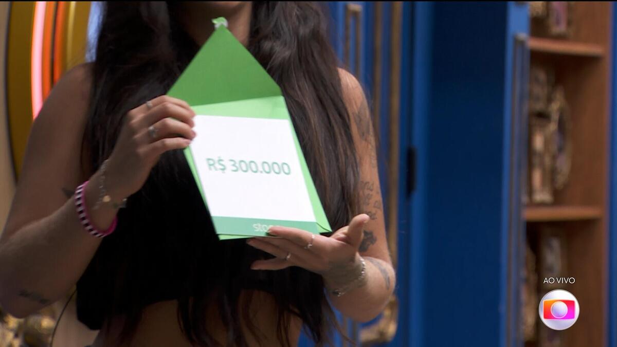 Giovanna abre o card com o valor de R$ 300 mil para aumentar o prêmio final do BBB 24