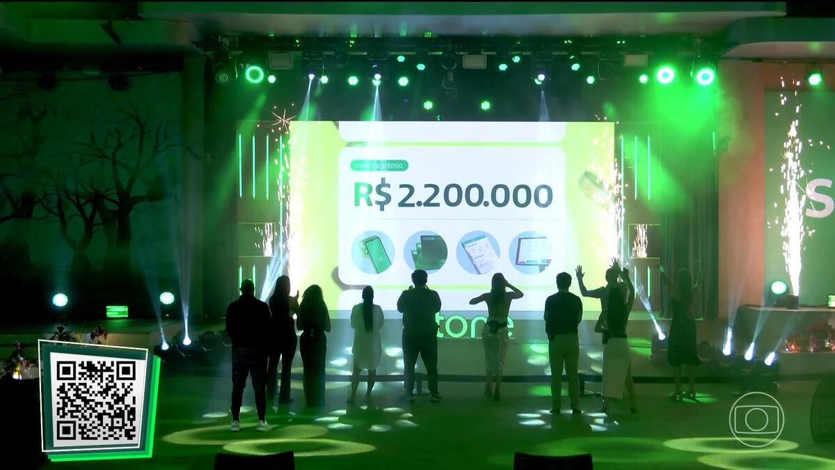 Prêmio final do BBB 24 aparece no telão da área externa do BBB 24