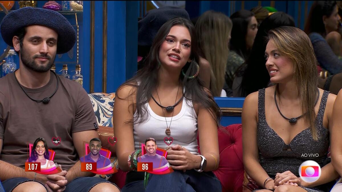 Alane conversa Tadeu na sala do BBB 24