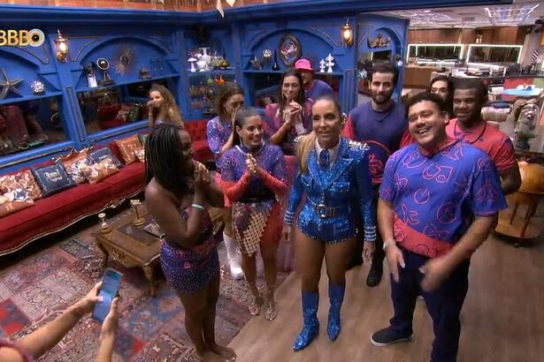 Ivete Sangalo na sala do BBB 24 mandando beijo para Camila, ex de Lucas