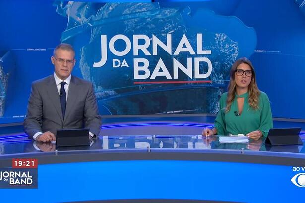 Eduardo Oinegue e Joana Treptow na bancada do Jornal da Band