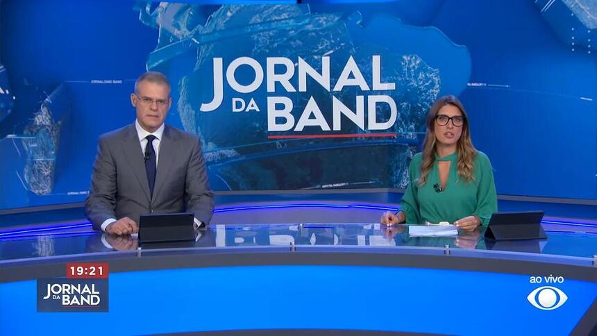 Eduardo Oinegue e Joana Treptow na bancada do Jornal da Band