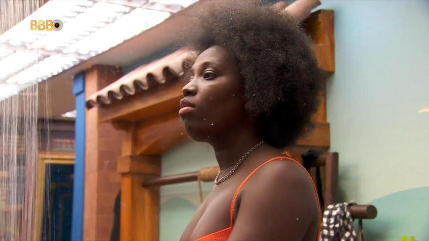 Leidy Elin com cabelo solto no banheiro do BBB 24
