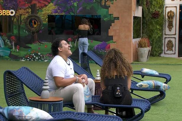 Lucas e Giovanna Pitel no gramado do BBB 24. Brother está gargalhando, debochando de sisters