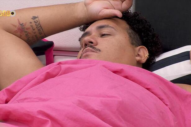Lucas deitado no quarto do líder do BBB 24