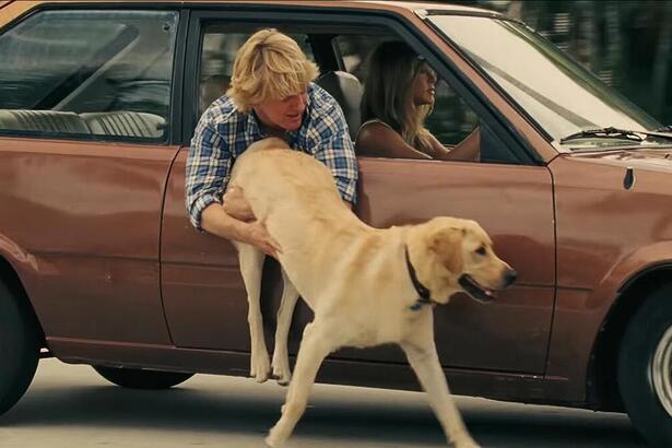 Cachorro Marley anda ao lado de um carro em cena do filme Marley & Eu