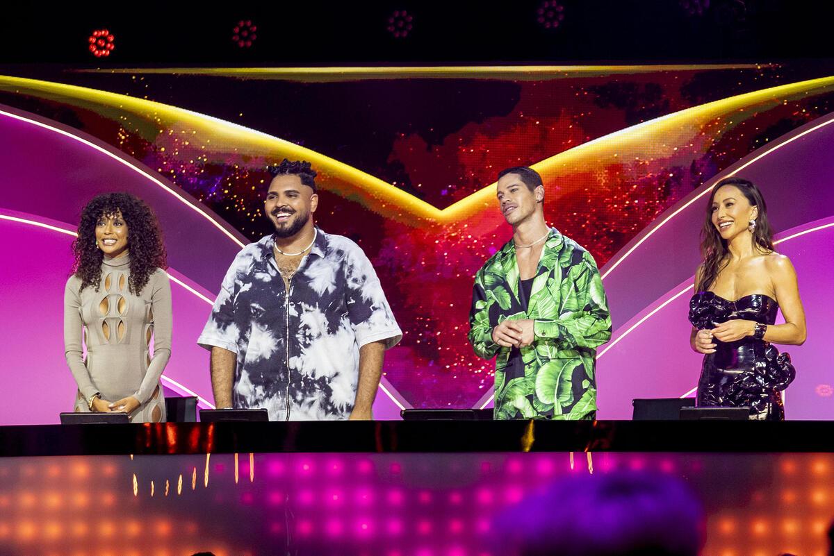 Taís Araujo, Paulo Vieira, José Loreto e Sabrina Sato atrás da bancada de jurados do The Masked Singer