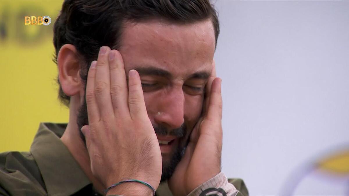 Matteus com as mãos nos olhos chorando