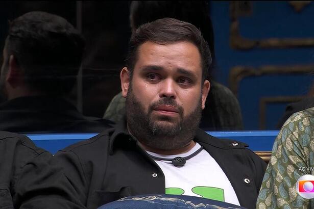 Michel chorando na sala do BBB 24 após saber que estava eliminado do reality show