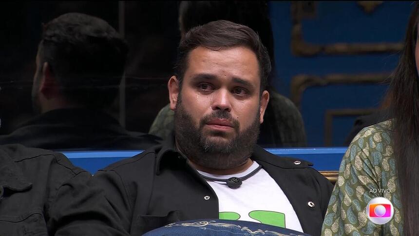 Michel chorando na sala do BBB 24 após saber que estava eliminado do reality show