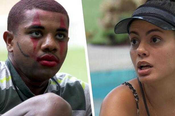 Davi com a cara pintada de palhaço e Fernanda na área externa do BBB 24 falando dele