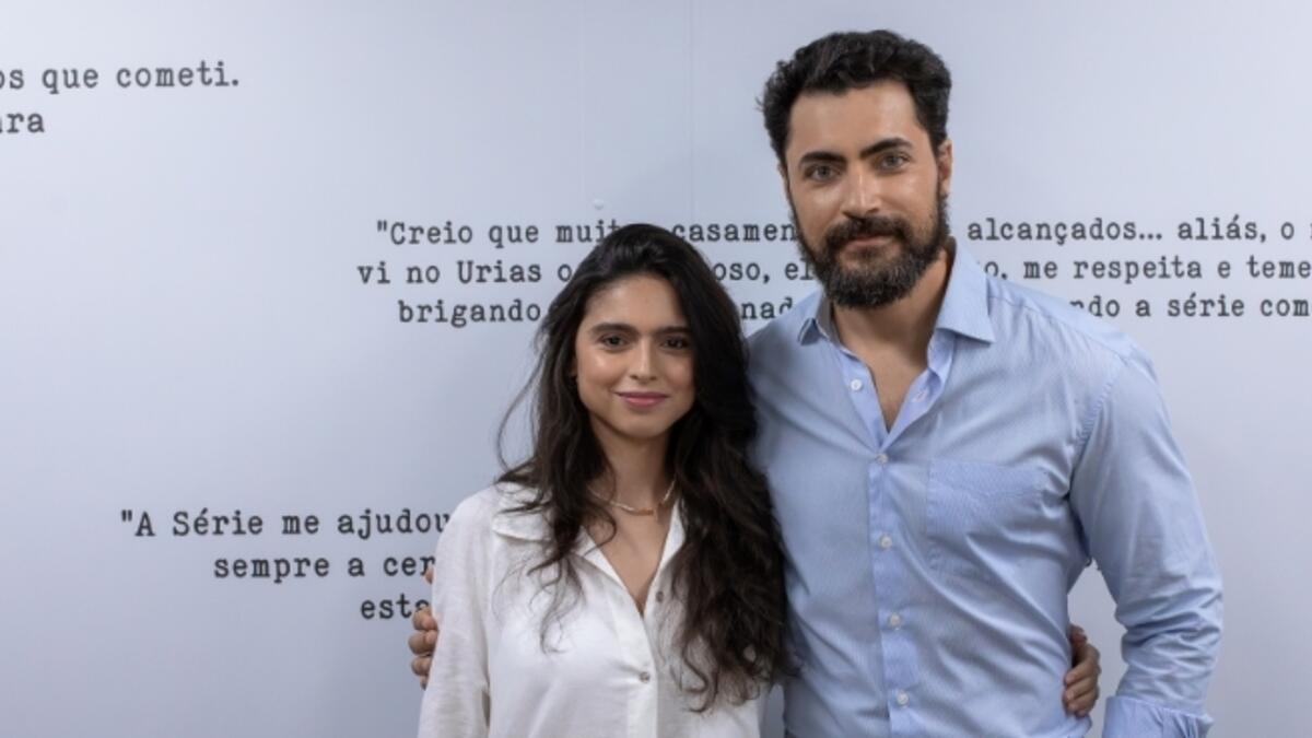 Carlo Porto abraça Nathalia Florentino na apresentação da série A Rainha da Pérsia