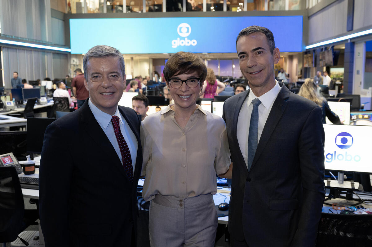 Renata Lo Prete, Roberto Kovalick e César Tralli abraçados no novo cenário do 'Jornal da Globo', 'Hora 1' e 'Jornal Hoje'