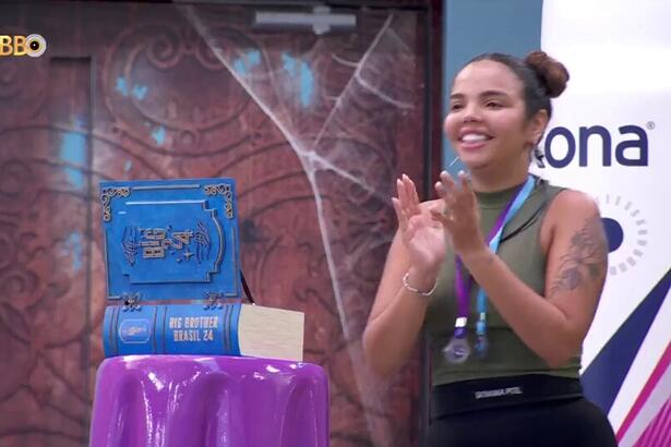 Giovanna Pitel bate palmas em frente ao púlpito do Anjo no BBB 24