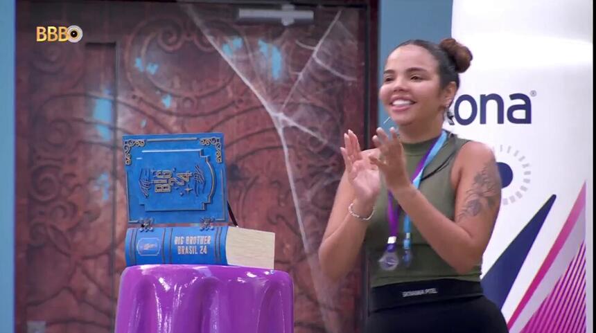 Giovanna Pitel bate palmas em frente ao púlpito do Anjo no BBB 24