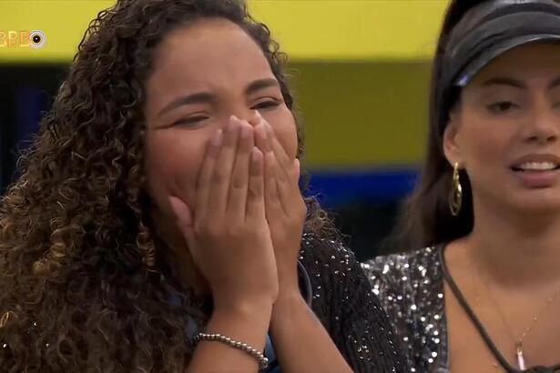 Giovanna Pitel com as mãos na boca emocionada com o presente do anjo no BBB 24