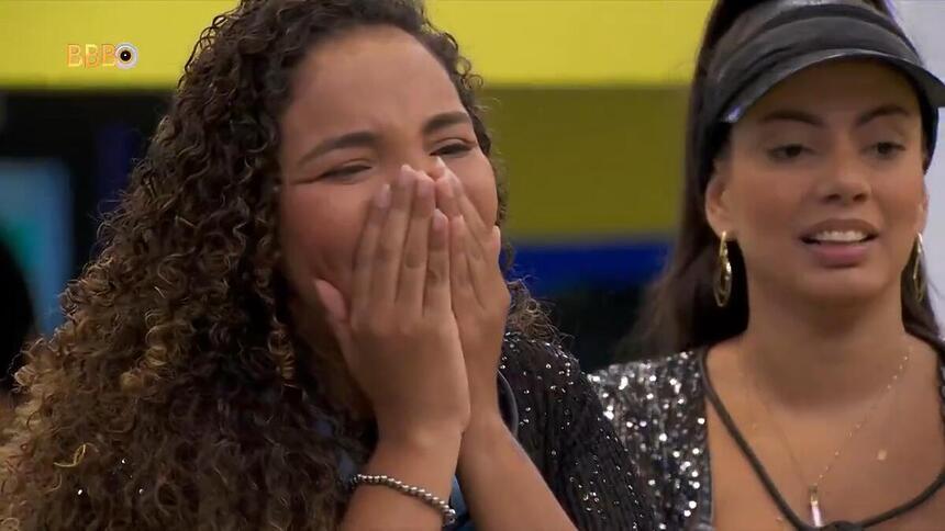 Giovanna Pitel com as mãos na boca emocionada com o presente do anjo no BBB 24