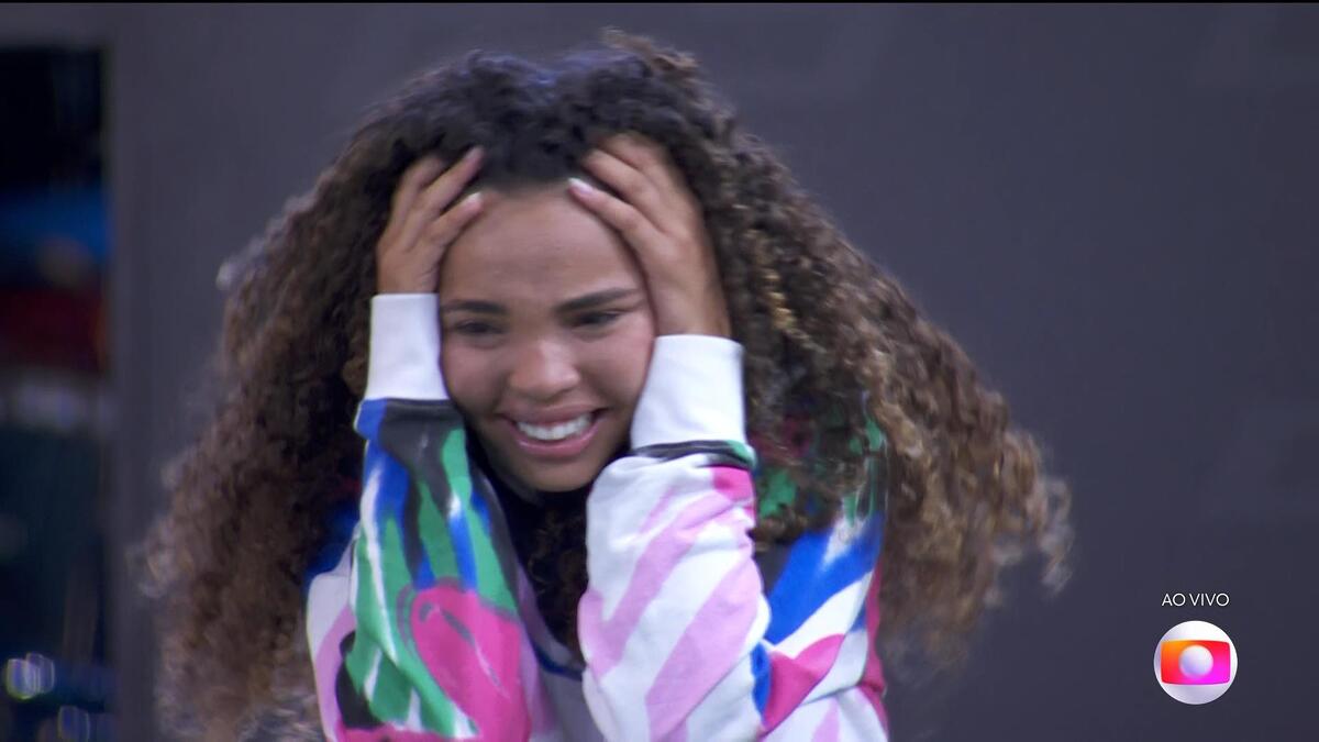 Pitel chora com as mãos na cabeça após vencer a Prova do Líder do BBB 24