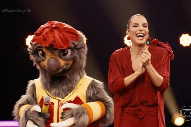 Preguiça ao lado de Ivete Sangalo no palco do The Masked Singer Brasil 4