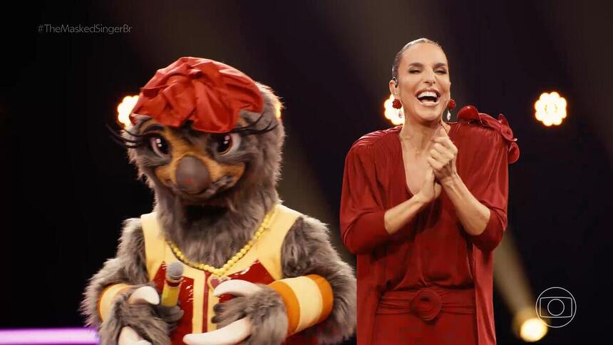 Preguiça ao lado de Ivete Sangalo no palco do The Masked Singer Brasil 4