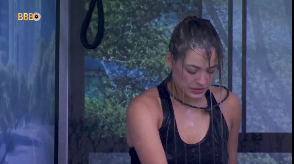 Beatriz encharcada com água na Prova do Anjo do BBB 24